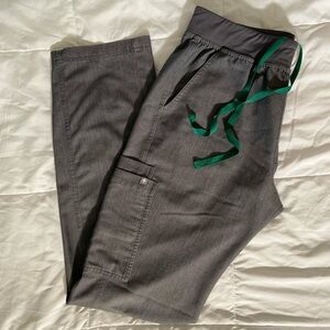 Figs Men’s Cargo Scrub Pants in GRAPHITE color